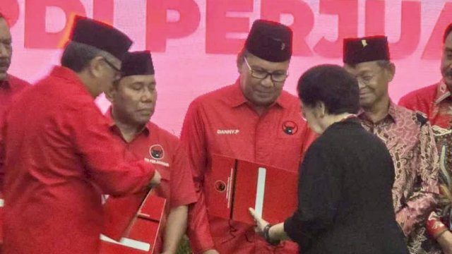 Danny Pomanto saat menerima rekomendasi PDIP yang diserahkan langsung Ketum PDIP, Megawati Soekarno Putri. (IST)