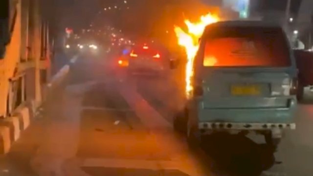 Mobil Angkot di Makassar Terbakar Saat Hendak Lewati Aksi Unjuk Rasa, Sopir: Itu Punya Bos, Saya Setor Rp70 Per Hari