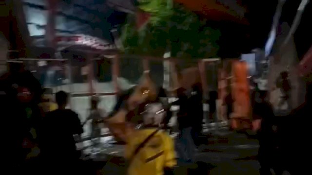 Bentrok Pengunjuk Rasa di Depan Kampus UNM, Polisi Tembak Gas Air Mata