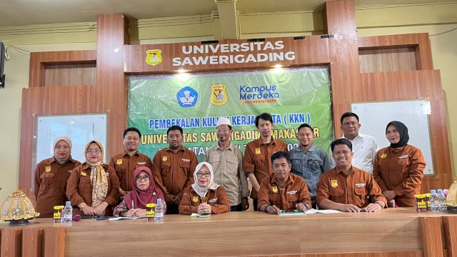 Rektor Unsa Makassar Prof. Dr. A. Melantik Rompegading, S.H., bersama dengan panitia KKN dan dosen pembimbing/Ist