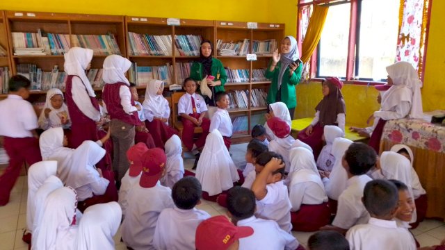 Sejumlah mahasiswa KKN unsa Makassar saat memberikan pengajaran kepada siswa-siswi di sekolah/Ist