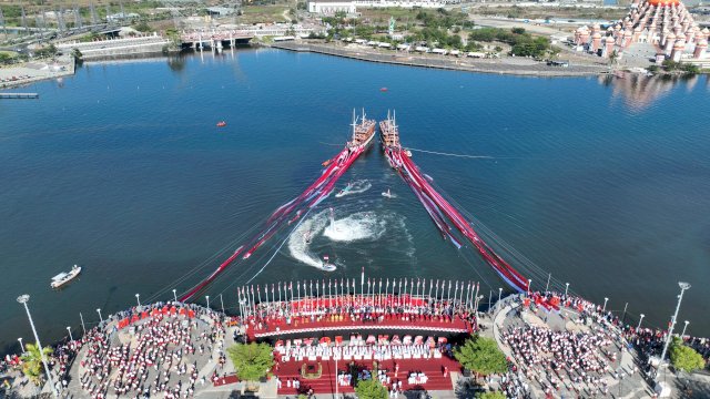 Bendera Merah Putih Sepanjang 7.900 Meter Membentang di Pantai Losari Makassar