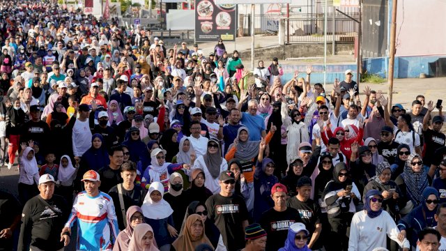 Puluhan Ribu Warga Pinrang Sulsel Meriahkan Jalan Sehat Romantis Bersama Andalan Hati