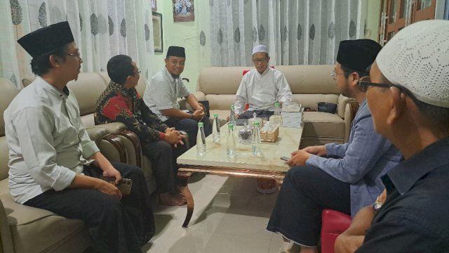 Andi Sudirman Besuk dan Doakan Kesembuhan Rais Syuriah PWNU Sulsel KH Baharuddin