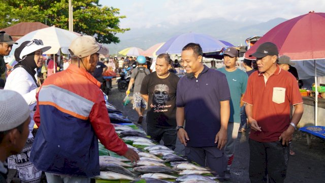 Blusukan di TPI Palopo, Andi Sudirman Disambut Riuh Nelayan dan Pedagang: Pak Gub Andalan