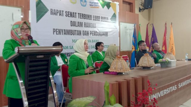 Rektor Unsa Makassar, Prof. Dr. A. Melantik Rompegading, S.H., M.H, saat memberikan sambutan/Ist