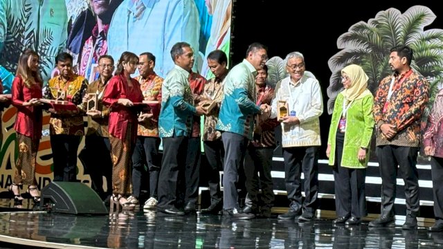 Berpihak ke Petani Perkebunan, Prof Zudan Diganjar Anugerah Perkebunan 2024