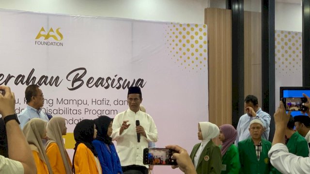 Founder AAS Foundation Andi Amran Sulaiman Serahkan Beasiswa untuk 133 Yatim Piatu-Hafidz