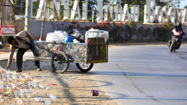 Warga Tanjung Bunga Makassar Keluhkan Sampah Menumpuk di Kawasan Pantai