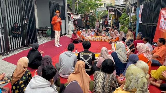 Penuh Keakraban, Ilham Fauzi Lesehan di Lorong Bareng Warga Mamajang