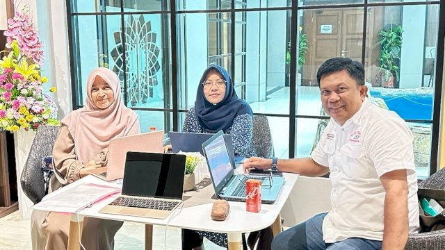 Ketua LPPM Unsa Makassar, Dr. Ahmad Syaekhu, S.Sos, S.Pd, M.Si., bersama peneliti Pusat Riset Biomedis, Organisasi Riset Kesehatan BRIN, Dr.dr.Hasta Handayani Idrus, M.Kes, CIAR dan 
Apt. Agriani Dini Pasiana, S.Farm., M.Sc., Ph.D, /Ist