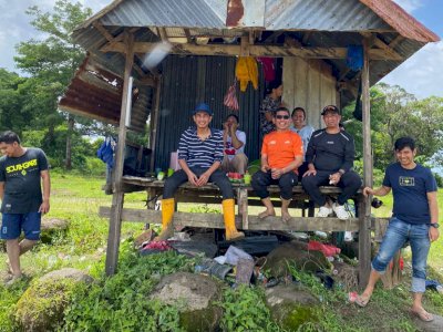 Rudianto Lallo Bersama Dua Legislator Anak Rakyat Tanam Padi di Sawah Lakkang