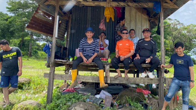 Rudianto Lallo Bersama Dua Legislator Anak Rakyat Tanam Padi di Sawah Lakkang