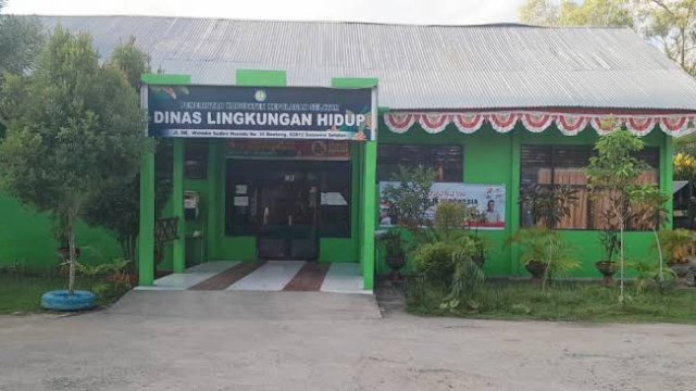 Kurang Lebih 100 Pegawai Harian Lepas DinasLingkungan Hidup Di Keluarkan, Ada Apa?
