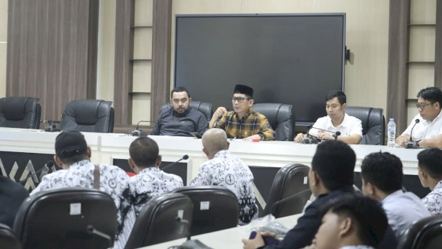 Anggota DPRD Kota Makassar menerima aspirasi para guru di Ruang Banggar/ist