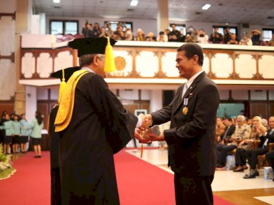 Ikuti Jejak BJ Habibie, Mentan Amran Raih Penghargaan Tertinggi dari Universitas Sebelas Maret