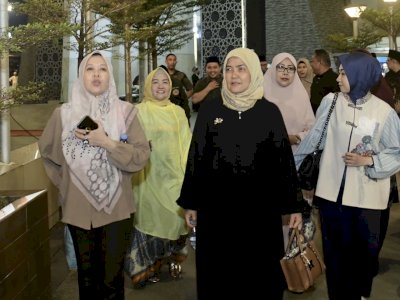Pincam Golkar Ujung Pandang Dampingi Wawali Makassar Salat Tarawih di Masjid Terapung Losari