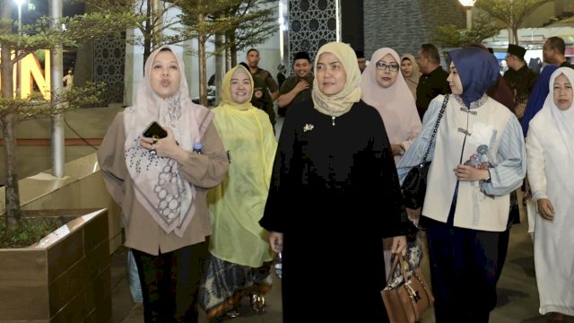 Pincam Golkar Ujung Pandang Dampingi Wawali Makassar Salat Tarawih di Masjid Terapung Losari