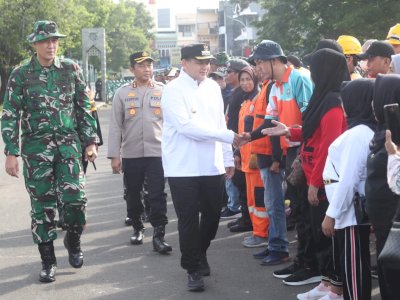 Lewat karya Bakti TNI, Wali Kota Munafri Tekankan Jaga Kebersihan Lingkungan