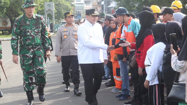 Lewat karya Bakti TNI, Wali Kota Munafri Tekankan Jaga Kebersihan Lingkungan