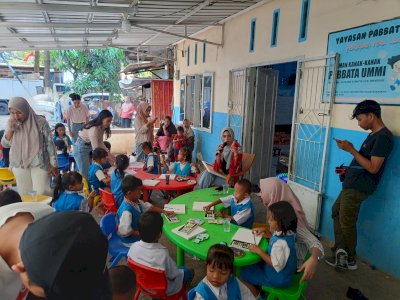 Bangun Kreativitas Anak Lewat Seni, I. Sofi Al-fatihah Sambangi Rumah Belajar Setara di TPA Antang