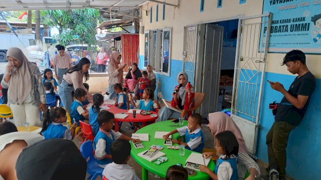 Bangun Kreativitas Anak Lewat Seni, I. Sofi Al-fatihah Sambangi Rumah Belajar Setara di TPA Antang