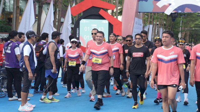 Wali Kota Makassar Munafri Arifuddin turut ambil bagian dalam gelaran Makassar Half Marathon 2025 di Anjungan Pantai Losari, Sabtu (31/5/2025).