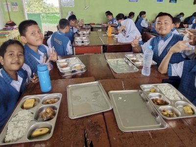 SMPN 3 Makassar Nikmati Program MBG Presiden Prabowo, Anak Didik Lebih Semangat dan Kompak
