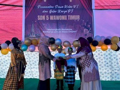 Kades Lebo Serahkan Bantuan Seragam Muslim untuk Siswa SD Negeri 5 Wawonii Timur