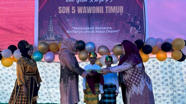 Kades Lebo Serahkan Bantuan Seragam Muslim untuk Siswa SD Negeri 5 Wawonii Timur