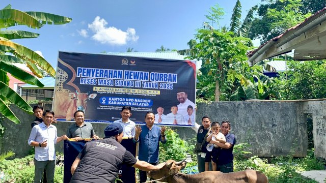 Anggota DPR RI Fraksi Nasdem Serahkan Hewan Qurban Ke Masyarakat Selayar