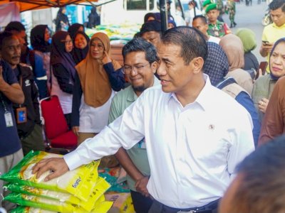 Tinjau Operasi Pangan Murah di Majene, Mentan Amran Harap Harga Beras Turun 1-2 Minggu ke Depan
