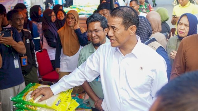 Tinjau Operasi Pangan Murah di Majene, Mentan Amran Harap Harga Beras Turun 1-2 Minggu ke Depan