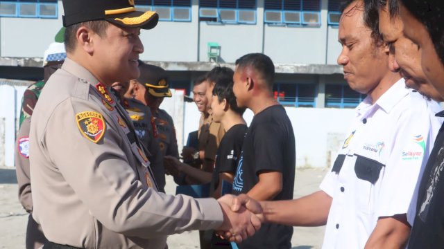 Kapolres Selayar Serahkan Hadiah kepada 9 Pemenang Kejuaraan Menembak Hari Bhayangkara ke-79