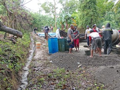 Warga Buki Timur Bangun Jalan Secara Swadaya, Kenang Jasa H. Syahrir Wahab