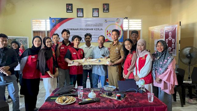 Mahasiswa KKN Unhas Kenalkan Sistem Penyiraman Otomatis di Sidrap