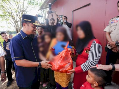 Gubernur Sulsel Serahkan Bantuan Bedah Rumah Warga Kurang Mampu di Barru