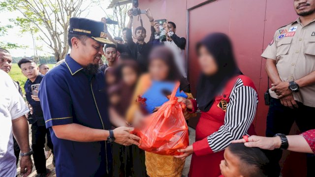 Gubernur Sulsel Serahkan Bantuan Bedah Rumah Warga Kurang Mampu di Barru