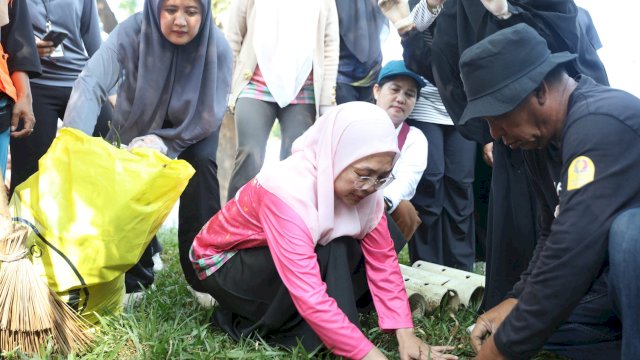 Melinda Aksa Tanam Langsung Lubang Kompos Biopori di Taman Gajah untuk Atasi Sampah Organik