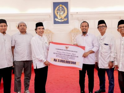 Gubernur Sulsel Serahkan Dana Hibah Rp5 Miliar untuk Pembangunan Masjid Ikhtiar Perdos Unhas