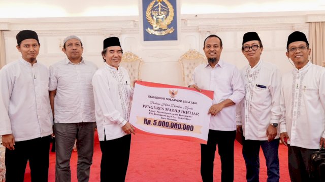 Gubernur Sulsel Serahkan Dana Hibah Rp5 Miliar untuk Pembangunan Masjid Ikhtiar Perdos Unhas