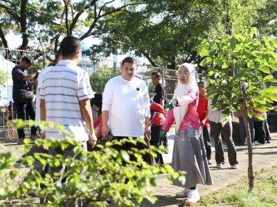 Ketua TP PKK Makassar Melinda Aksa Turun Langsung di Aksi Jumat Bersih Sekitar Pantai Losari