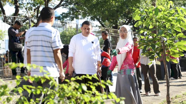 Ketua TP PKK Makassar Melinda Aksa Turun Langsung di Aksi Jumat Bersih Sekitar Pantai Losari