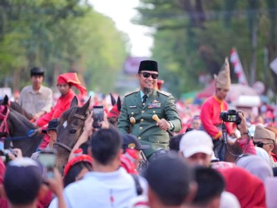 Gubernur Andi Sudirman Kenakan Kostum Bung Karno, Pimpin Jalan Sehat dan Kirab Kemerdekaan