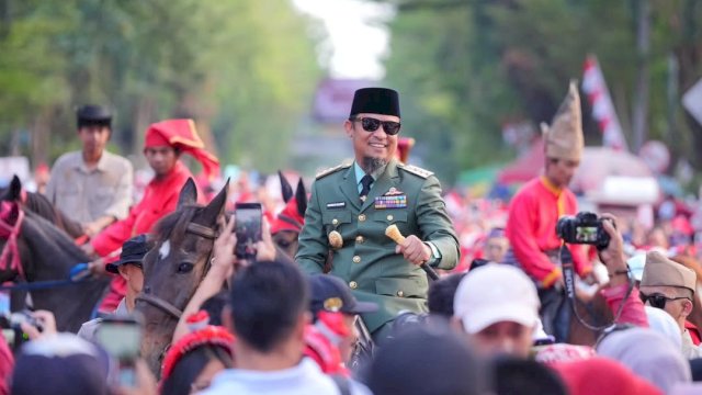 Gubernur Andi Sudirman Kenakan Kostum Bung Karno, Pimpin Jalan Sehat dan Kirab Kemerdekaan