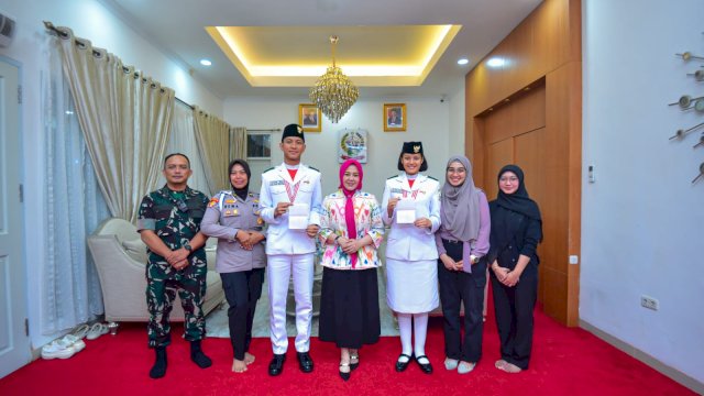 Wagub Sulsel Apresiasi Dua Paskibraka Nasional 2025 dengan Tabungan Pendidikan