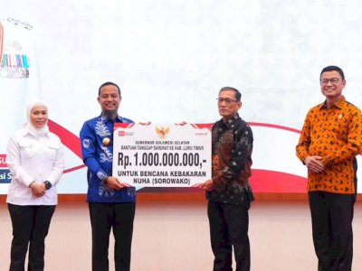 Gubernur Sulsel Serahkan Bantuan Rp1 Miliar untuk Korban Kebakaran di Sorowako