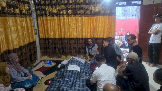 Munafri Arifuddin Melayat di Rumah Duka Abay Fotografer DPRD Makassar