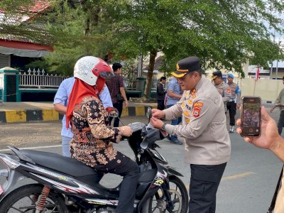 Kapolres Selayar Pimpin Langsung Pembagian Bendera Merah Putih, Ajak Warga Kibarkan Semangat Nasionalisme