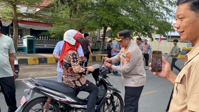 Kapolres Selayar Pimpin Langsung Pembagian Bendera Merah Putih, Ajak Warga Kibarkan Semangat Nasionalisme